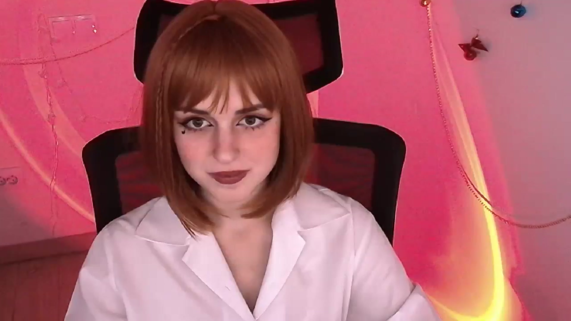 Gallery image thumbnail from Lurenn's myfreecams stream on, 12/24/2023, 19:00 image 14 of 20