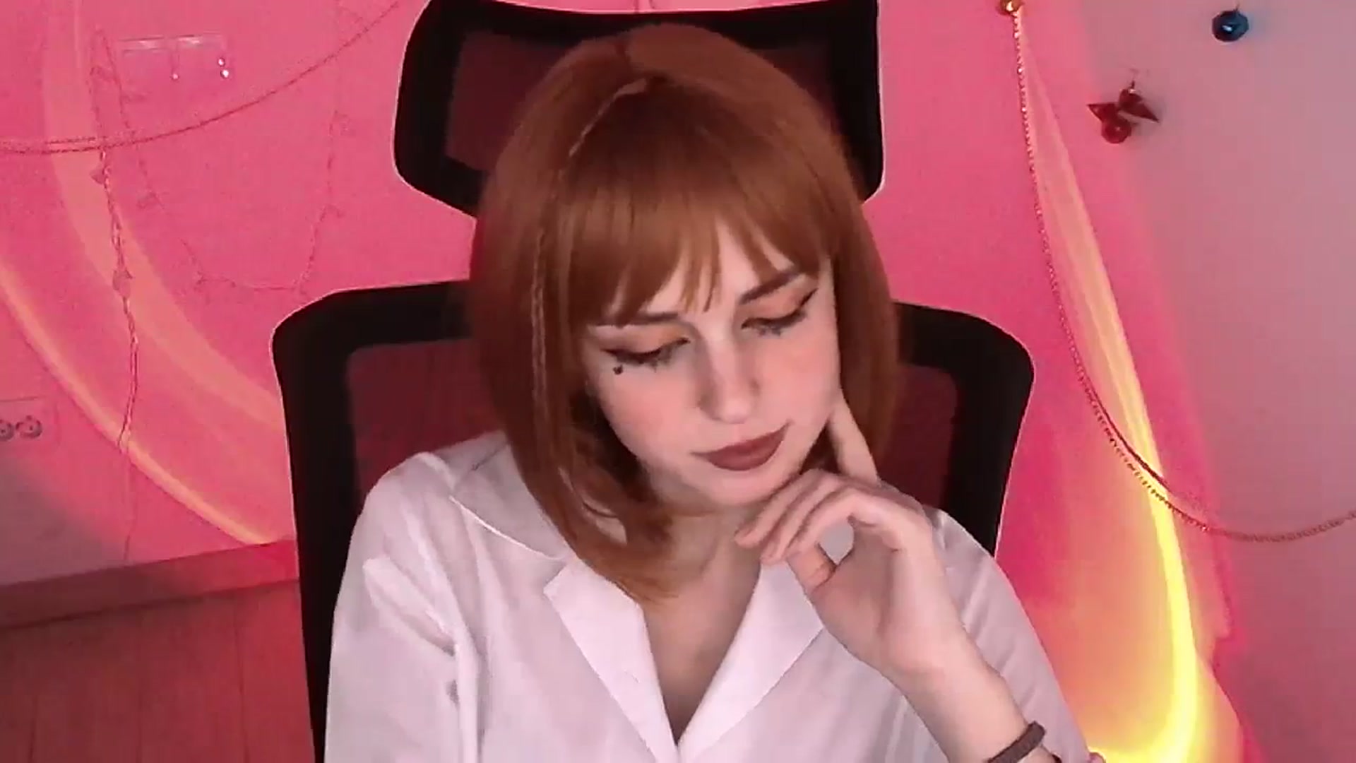 Gallery image thumbnail from Lurenn's myfreecams stream on, 12/24/2023, 19:00 image 9 of 20
