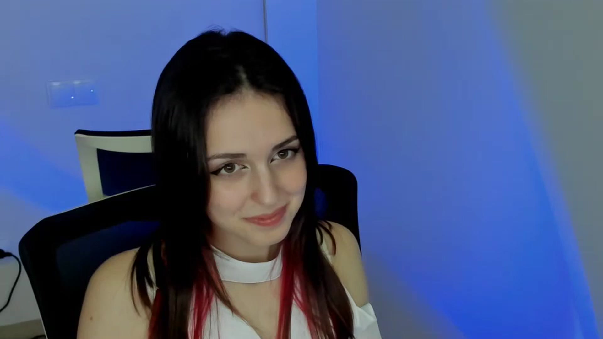Gallery image thumbnail from Lurenn's myfreecams stream on, 04/27/2024, 12:46 image 15 of 20