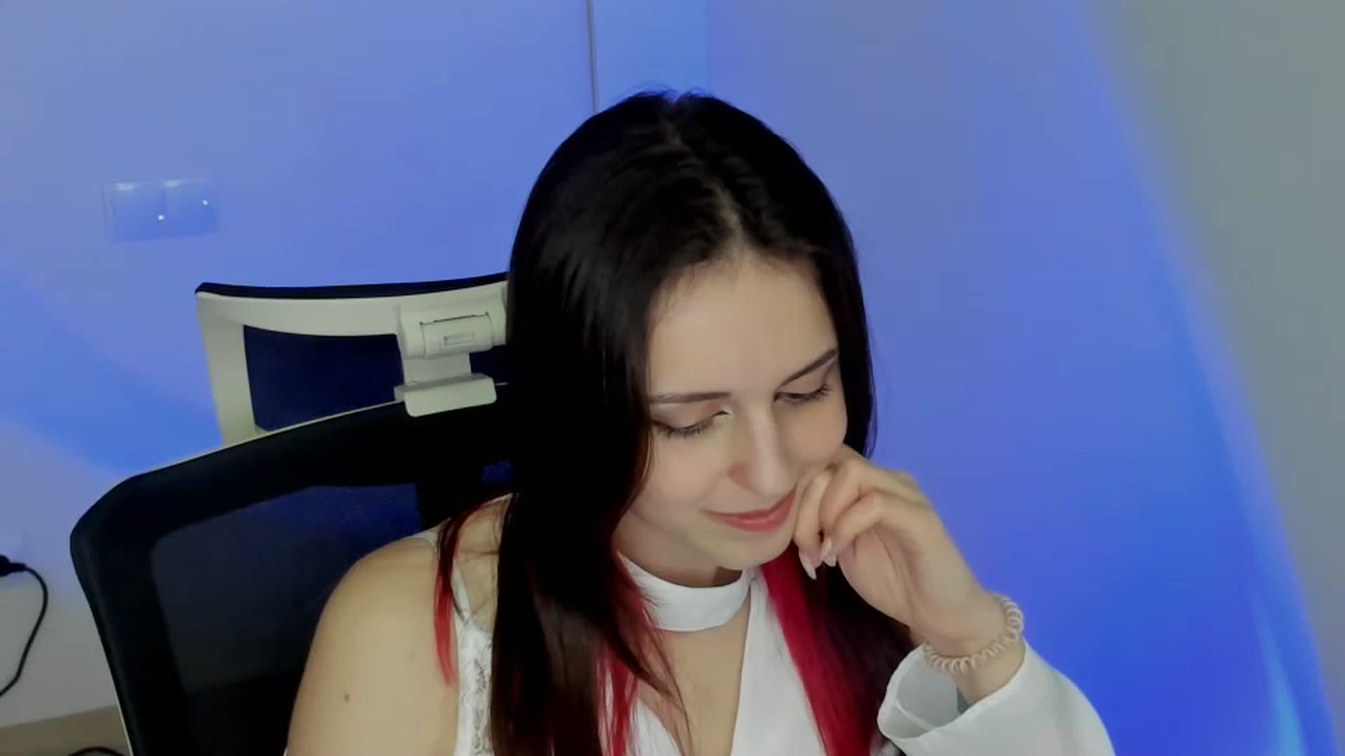 Gallery image thumbnail from Lurenn's myfreecams stream on, 04/27/2024, 12:46 image 10 of 20