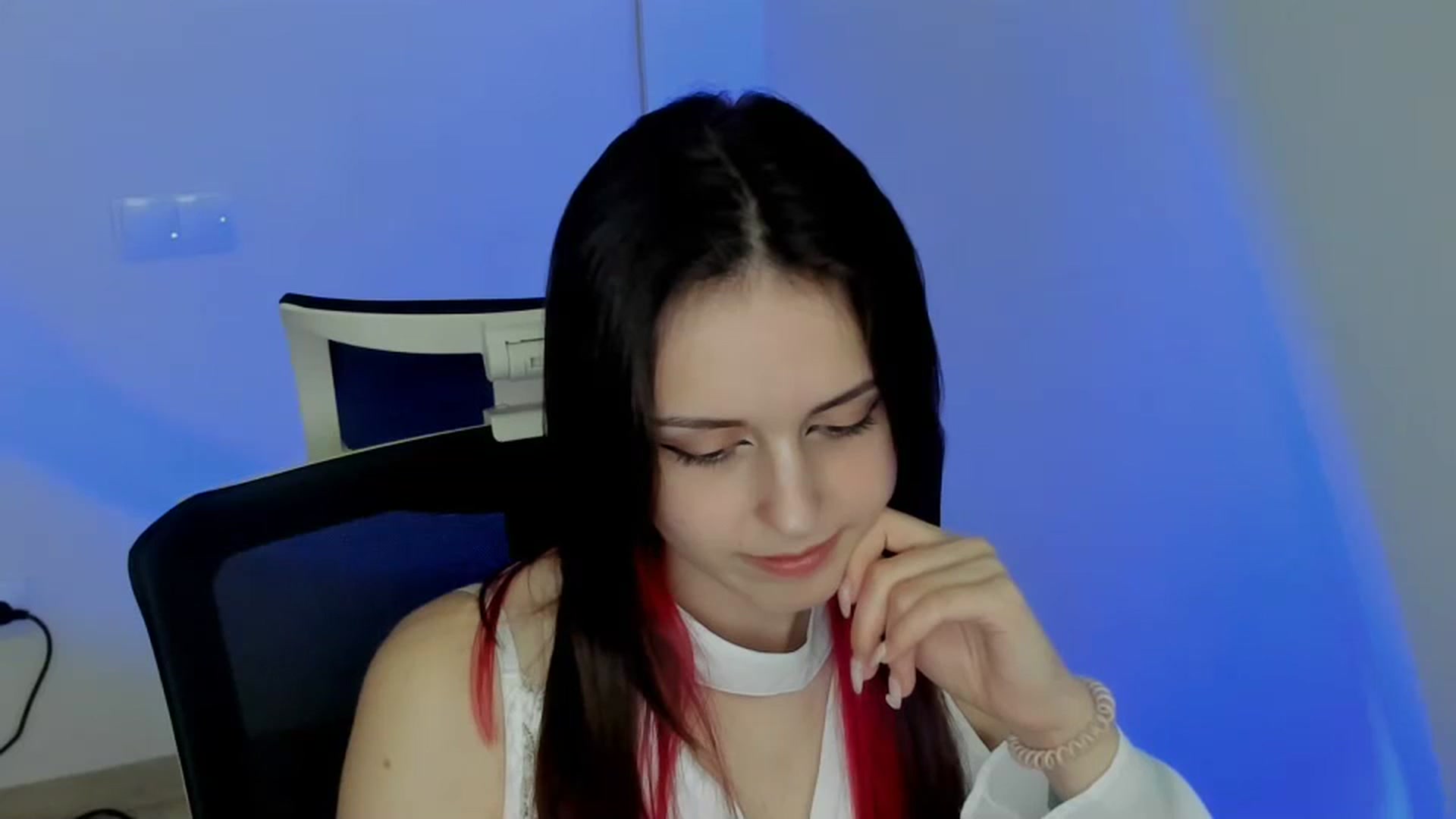 Gallery image thumbnail from Lurenn's myfreecams stream on, 04/27/2024, 12:46 image 11 of 20