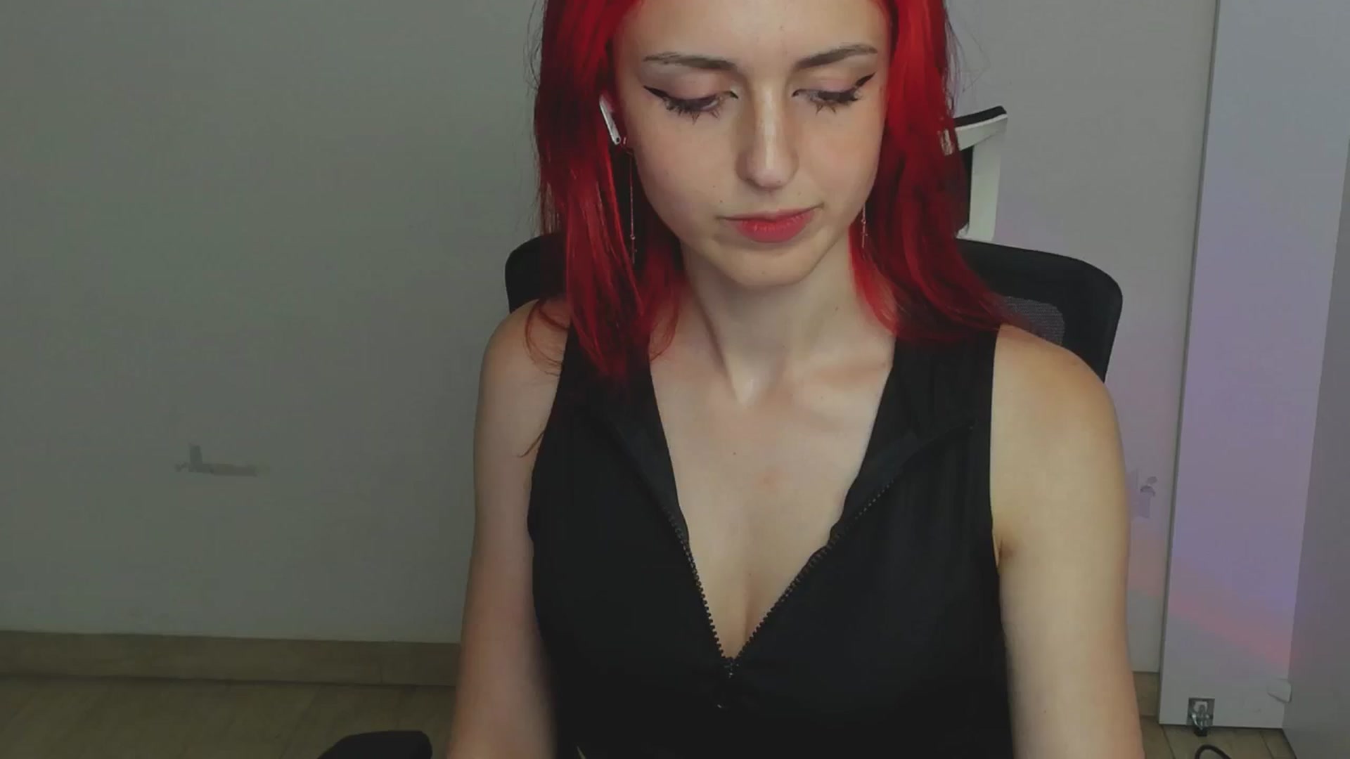 Gallery image thumbnail from Lurenn's myfreecams stream on, 07/06/2024, 17:36 image 19 of 20