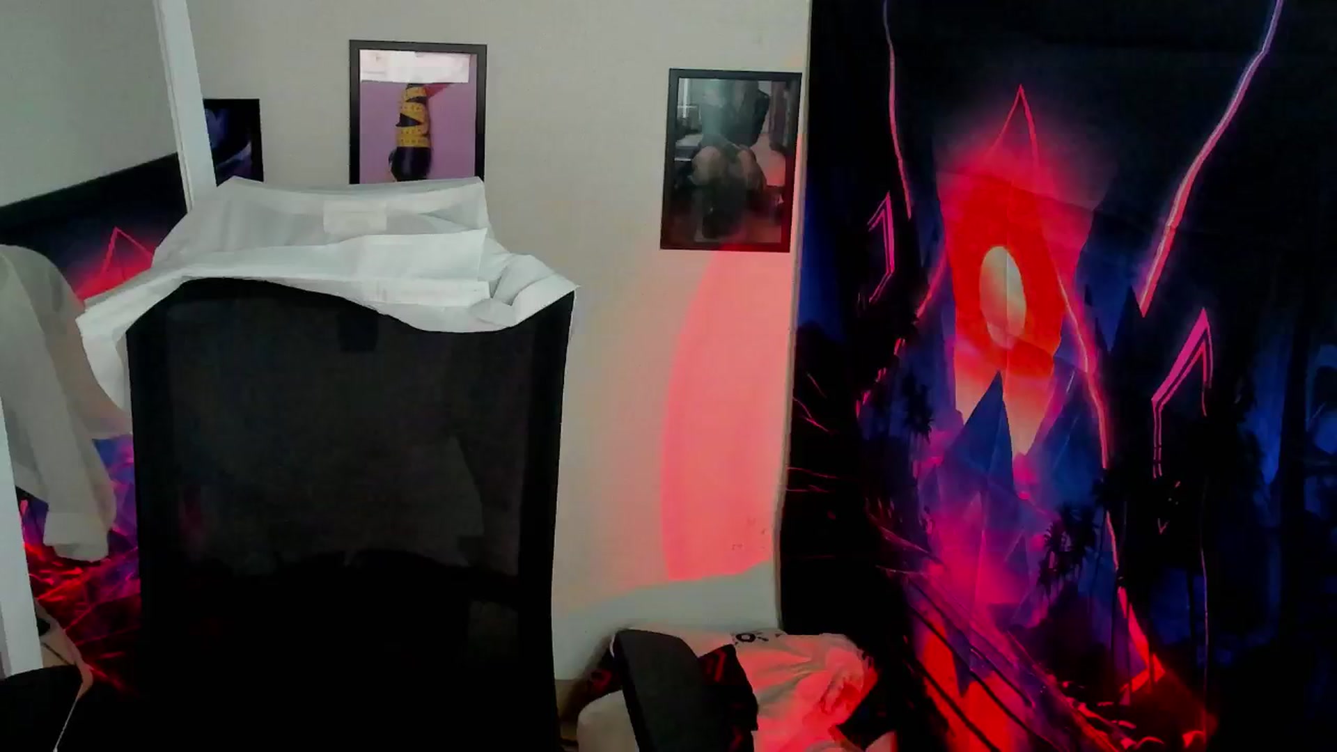 Gallery image thumbnail from Lurenn's myfreecams stream on, 09/18/2024, 24:02 image 3 of 20