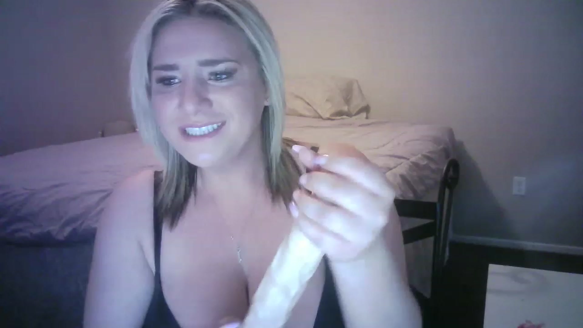 Gallery image thumbnail from LusciousLindz's myfreecams stream on, 04/28/2023, 01:25 image 6 of 20
