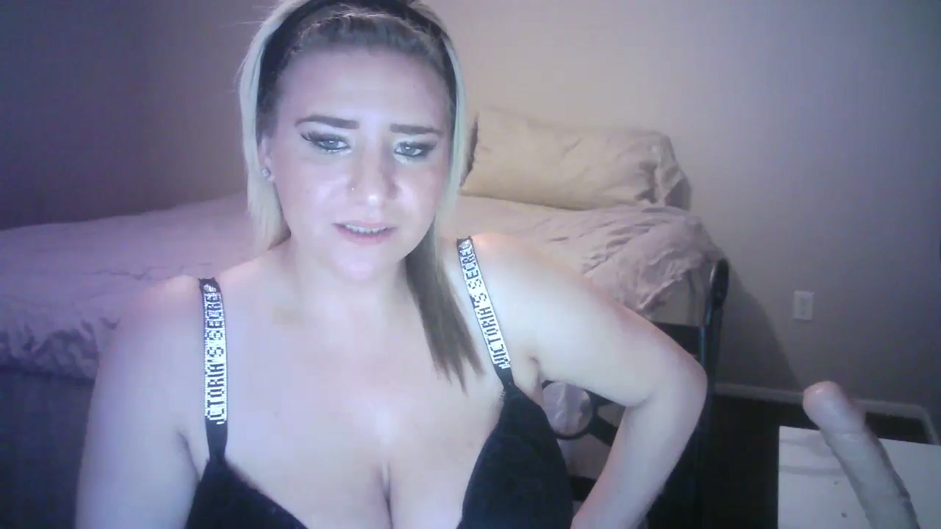 Gallery image thumbnail from LusciousLindz's myfreecams stream on, 12/31/2023, 22:33 image 6 of 20