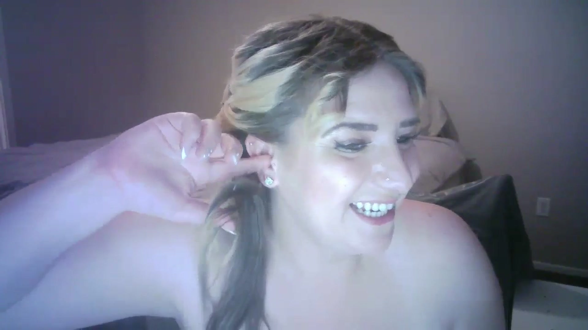 Gallery image thumbnail from LusciousLindz's myfreecams stream on, 02/29/2024, 04:15 image 15 of 20