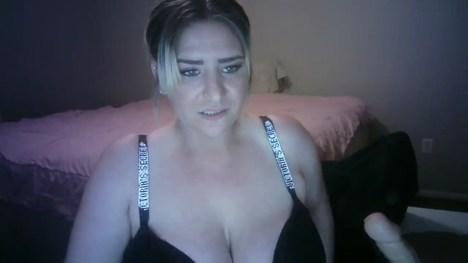 Gallery image thumbnail from LusciousLindz's myfreecams stream on, 04/29/2024, 01:54 image 10 of 20