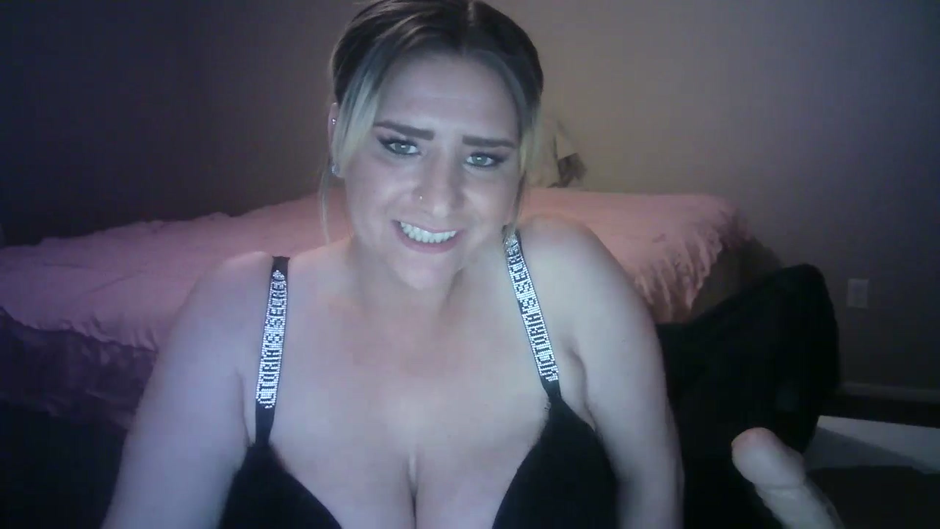 Gallery image thumbnail from LusciousLindz's myfreecams stream on, 04/29/2024, 01:54 image 14 of 20