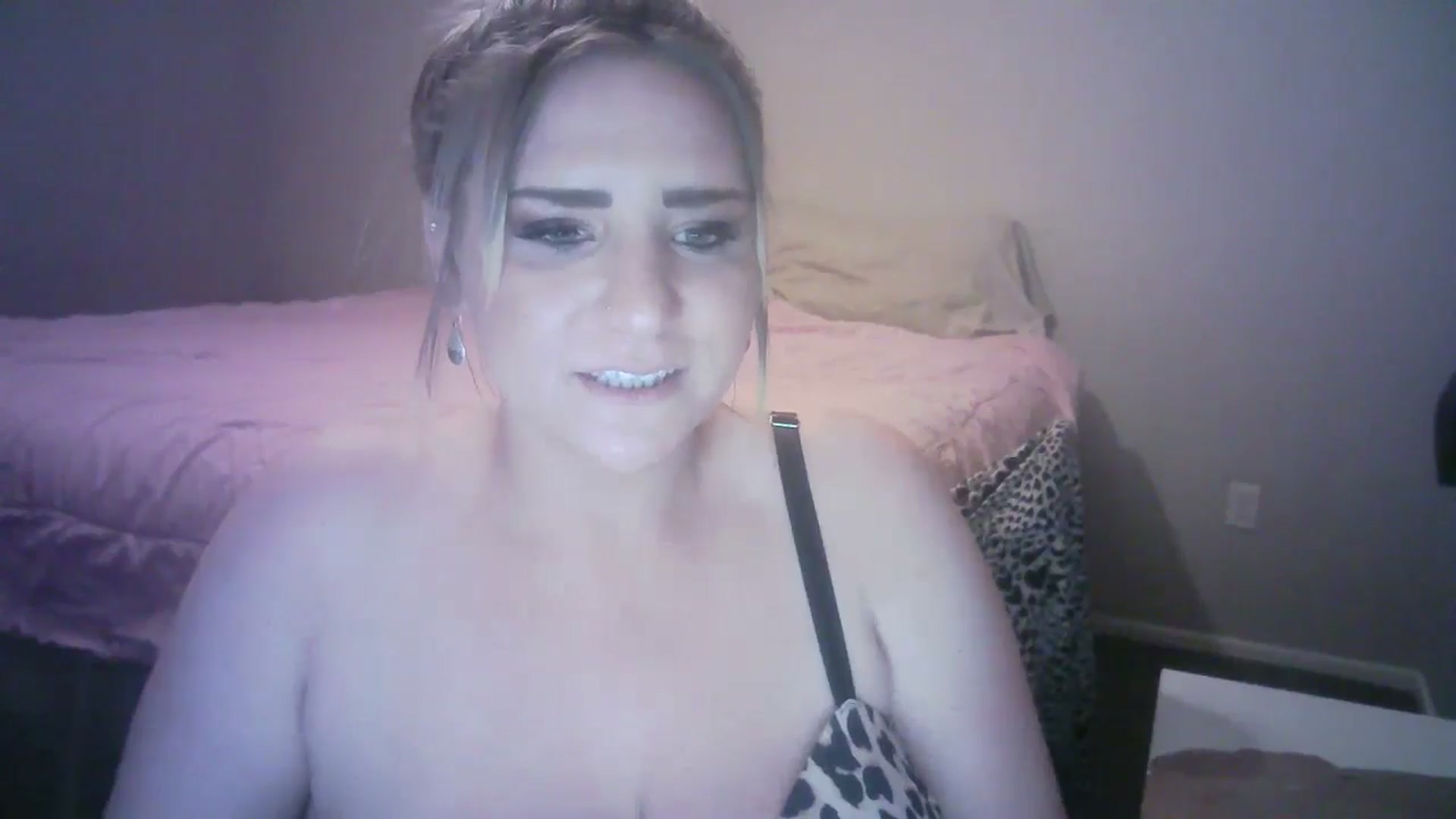 Gallery image thumbnail from LusciousLindz's myfreecams stream on, 05/30/2024, 06:46 image 8 of 20