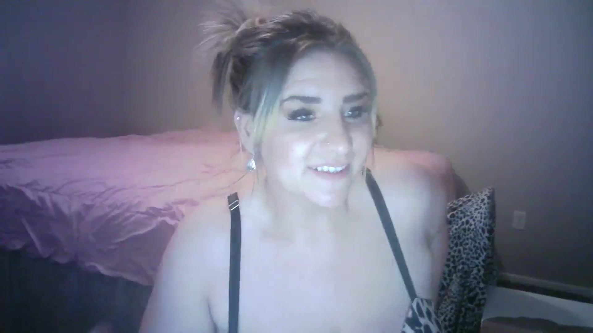 Gallery image thumbnail from LusciousLindz's myfreecams stream on, 05/31/2024, 07:57 image 11 of 20