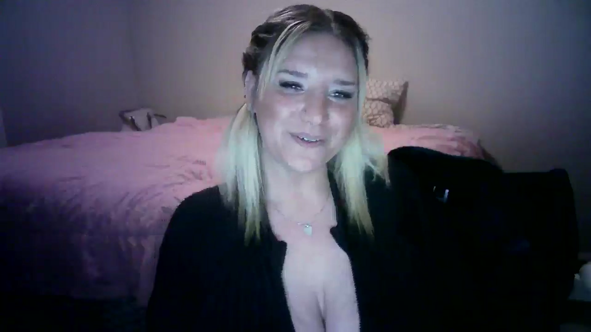 Gallery image thumbnail from LusciousLindz's myfreecams stream on, 12/30/2024, 06:22 image 11 of 20