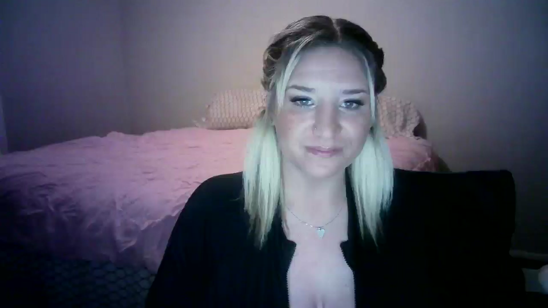 Gallery image thumbnail from LusciousLindz's myfreecams stream on, 12/31/2024, 03:47 image 10 of 20