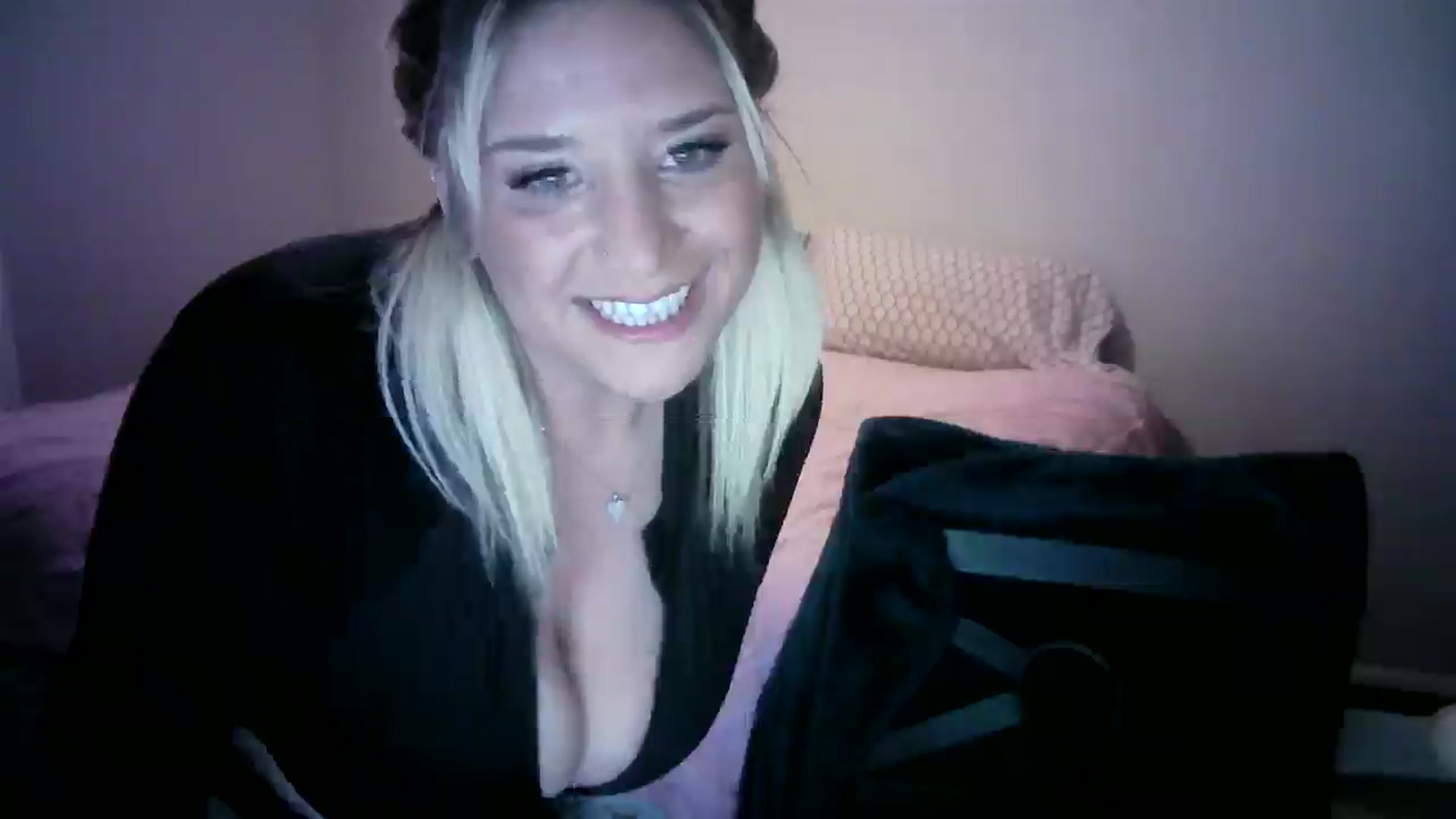 Gallery image thumbnail from LusciousLindz's myfreecams stream on, 12/31/2024, 03:47 image 9 of 20