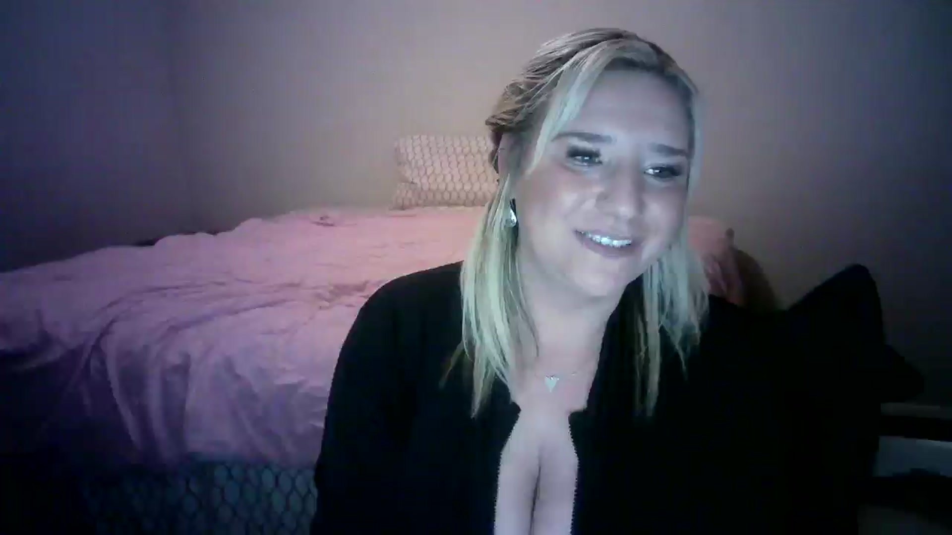 Gallery image thumbnail from LusciousLindz's myfreecams stream on, 01/15/2025, 23:56 image 13 of 20