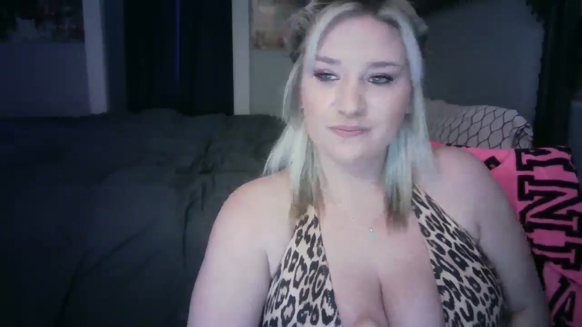 Gallery image thumbnail from LusciousLindz's myfreecams stream on, 04/27/2025, 21:03 image 12 of 20