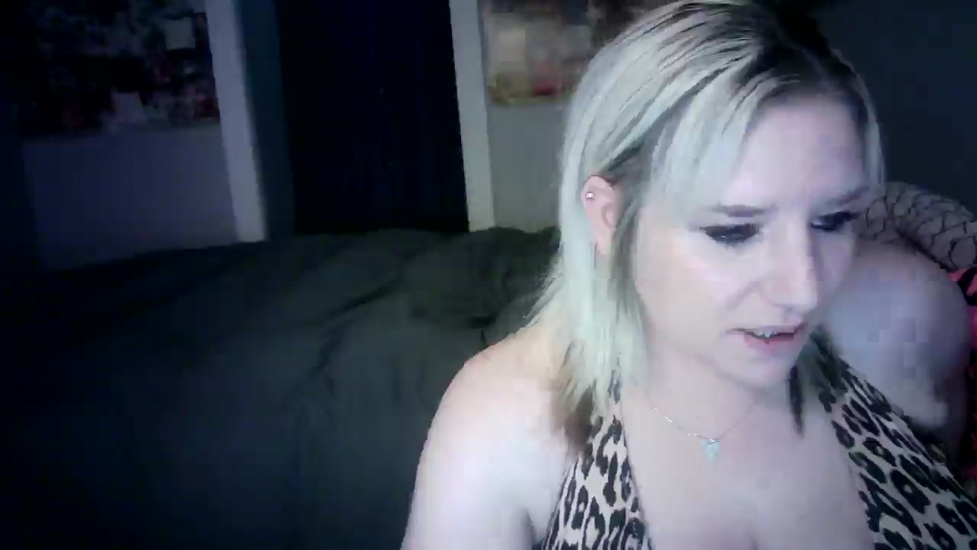 Gallery image thumbnail from LusciousLindz's myfreecams stream on, 05/15/2025, 17:40 image 2 of 20