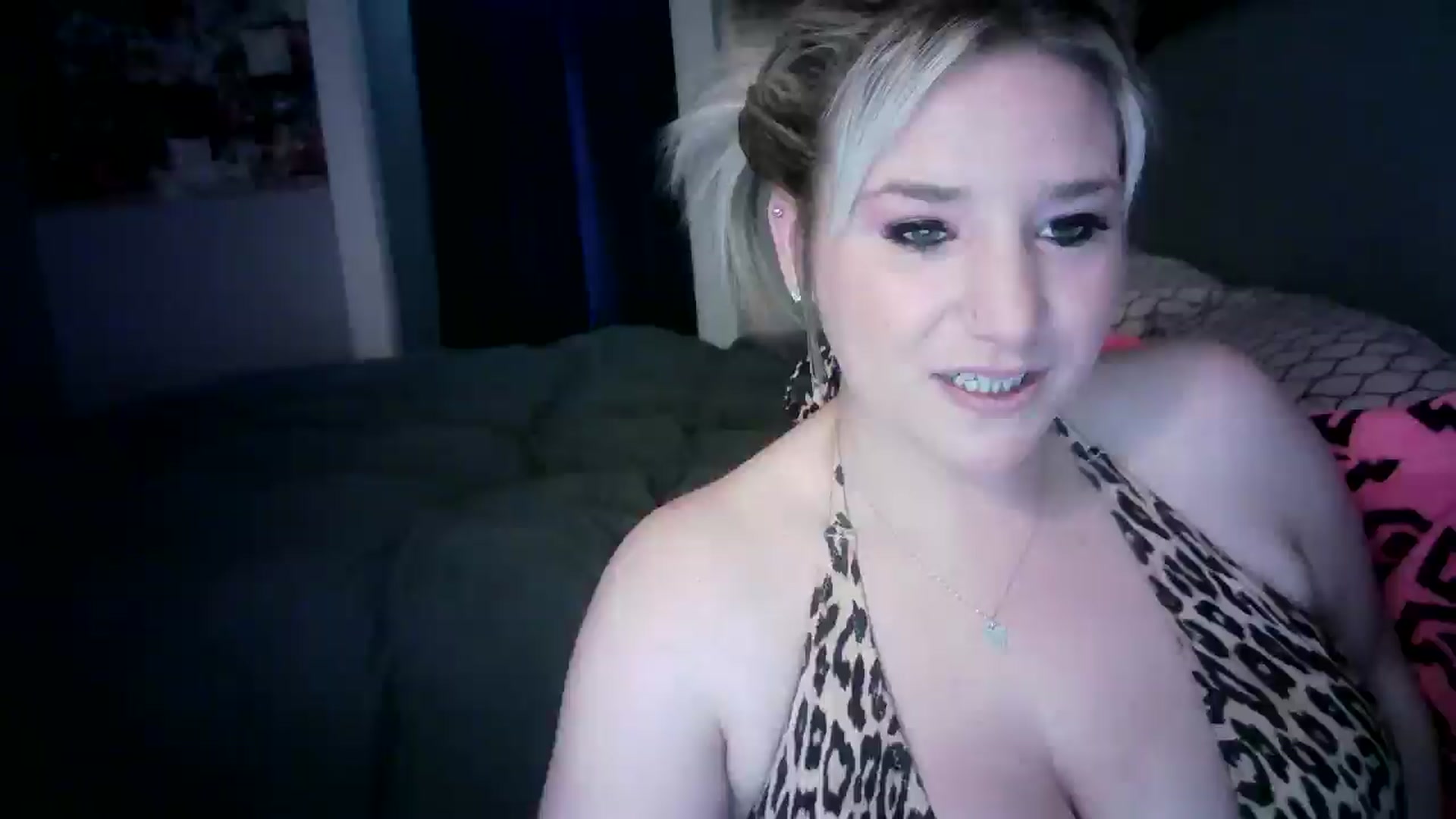 Gallery image thumbnail from LusciousLindz's myfreecams stream on, 05/16/2025, 17:45 image 1 of 20