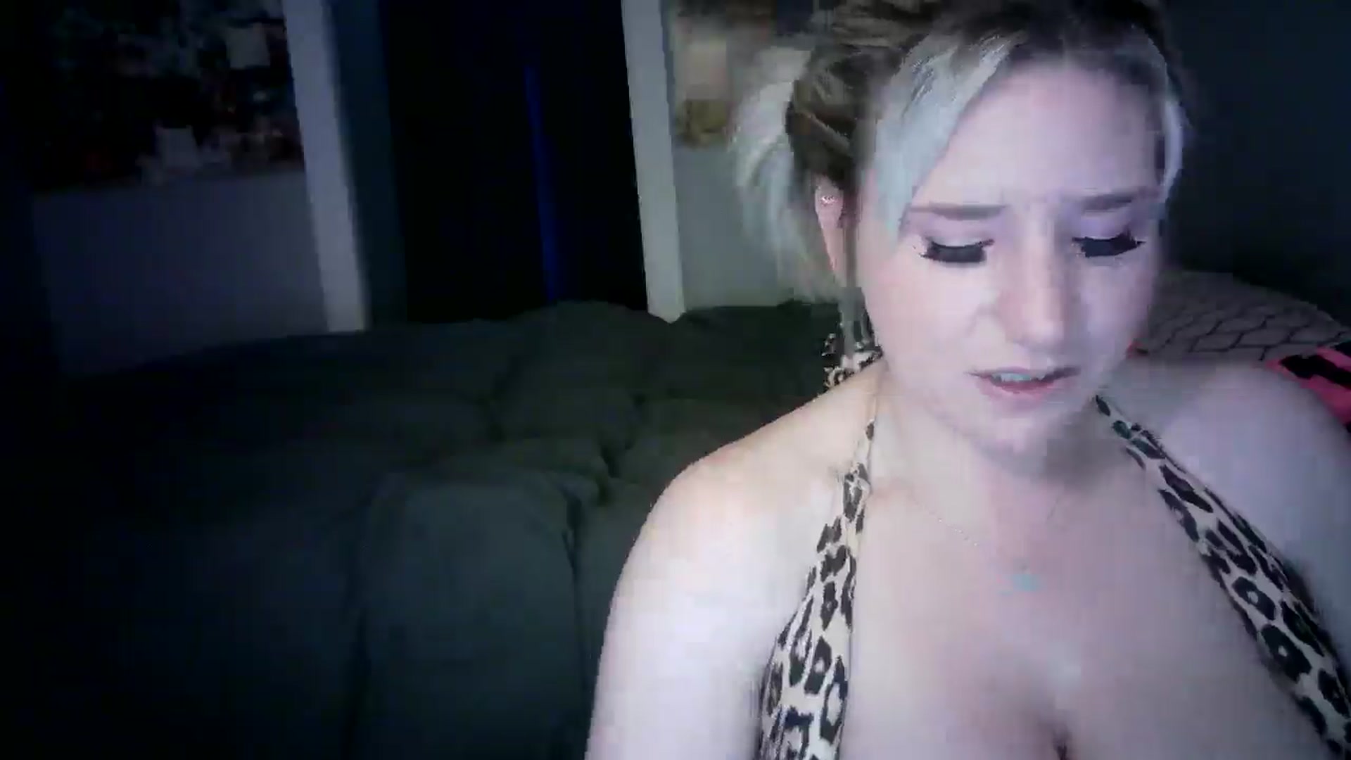 Gallery image thumbnail from LusciousLindz's myfreecams stream on, 05/16/2025, 17:45 image 15 of 20