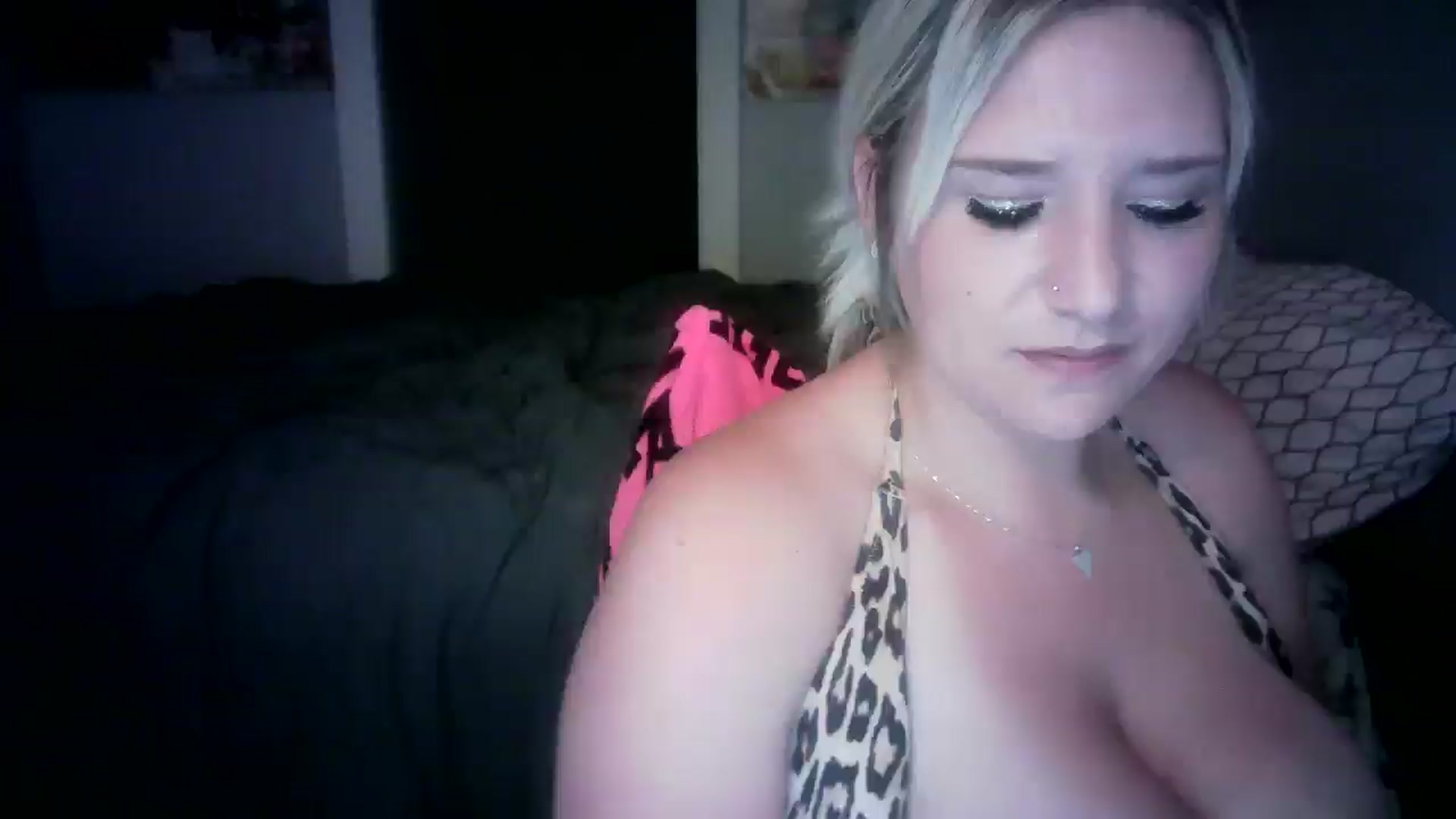 Gallery image thumbnail from LusciousLindz's myfreecams stream on, 06/27/2025, 24:06 image 6 of 20