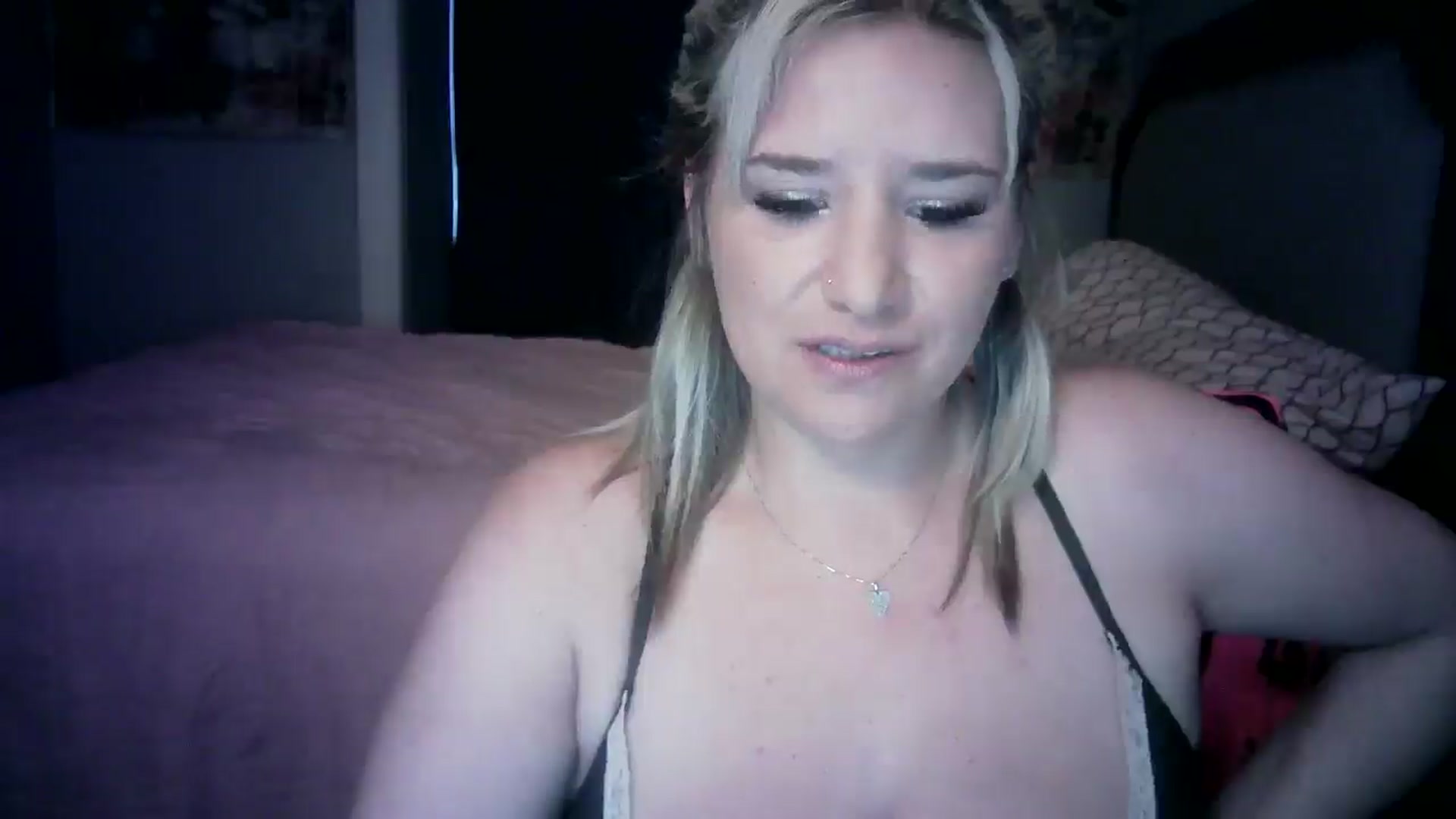 Gallery image thumbnail from LusciousLindz's myfreecams stream on, 10/12/2025, 17:44 image 15 of 20