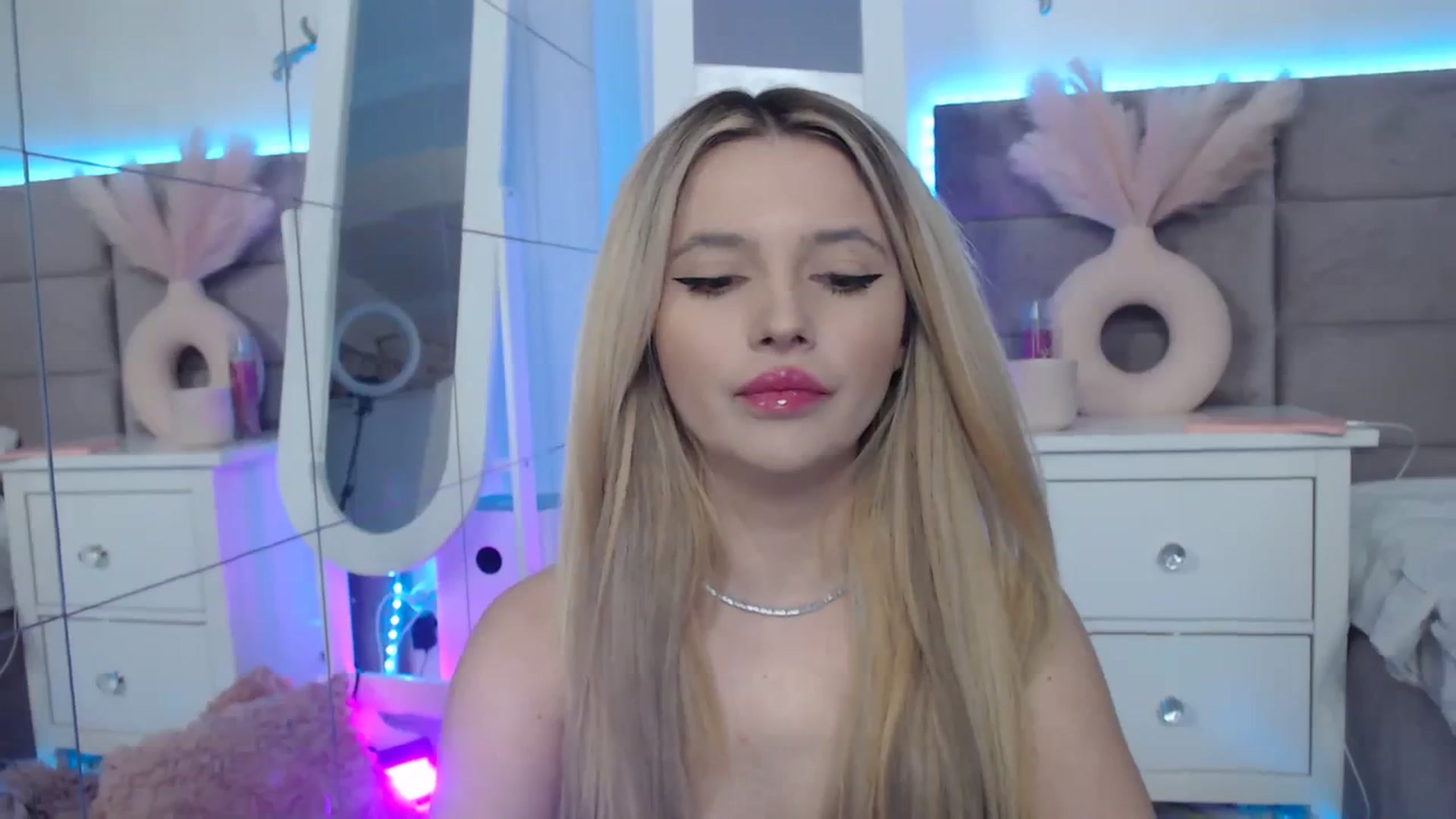 Gallery image thumbnail from Lusi_lu28's myfreecams stream on, 10/09/2023, 02:34 image 6 of 20