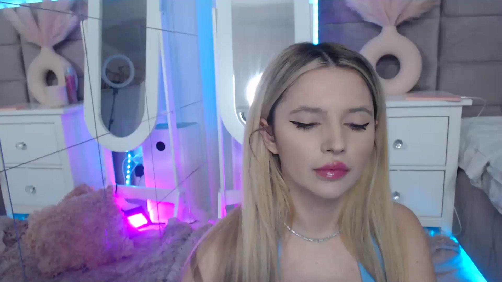 Gallery image thumbnail from Lusi_lu28's myfreecams stream on, 10/09/2023, 02:34 image 10 of 20