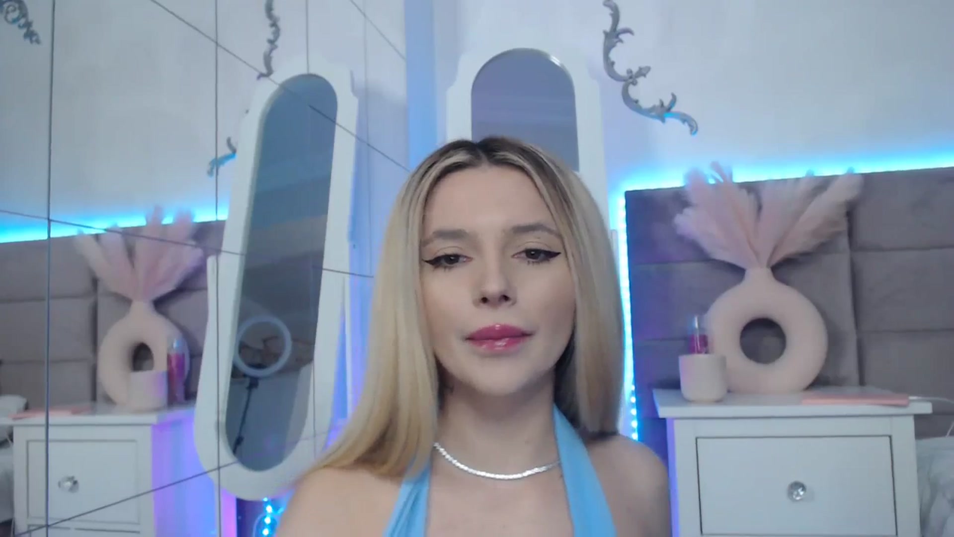 Gallery image thumbnail from Lusi_lu28's myfreecams stream on, 10/09/2023, 02:34 image 3 of 20