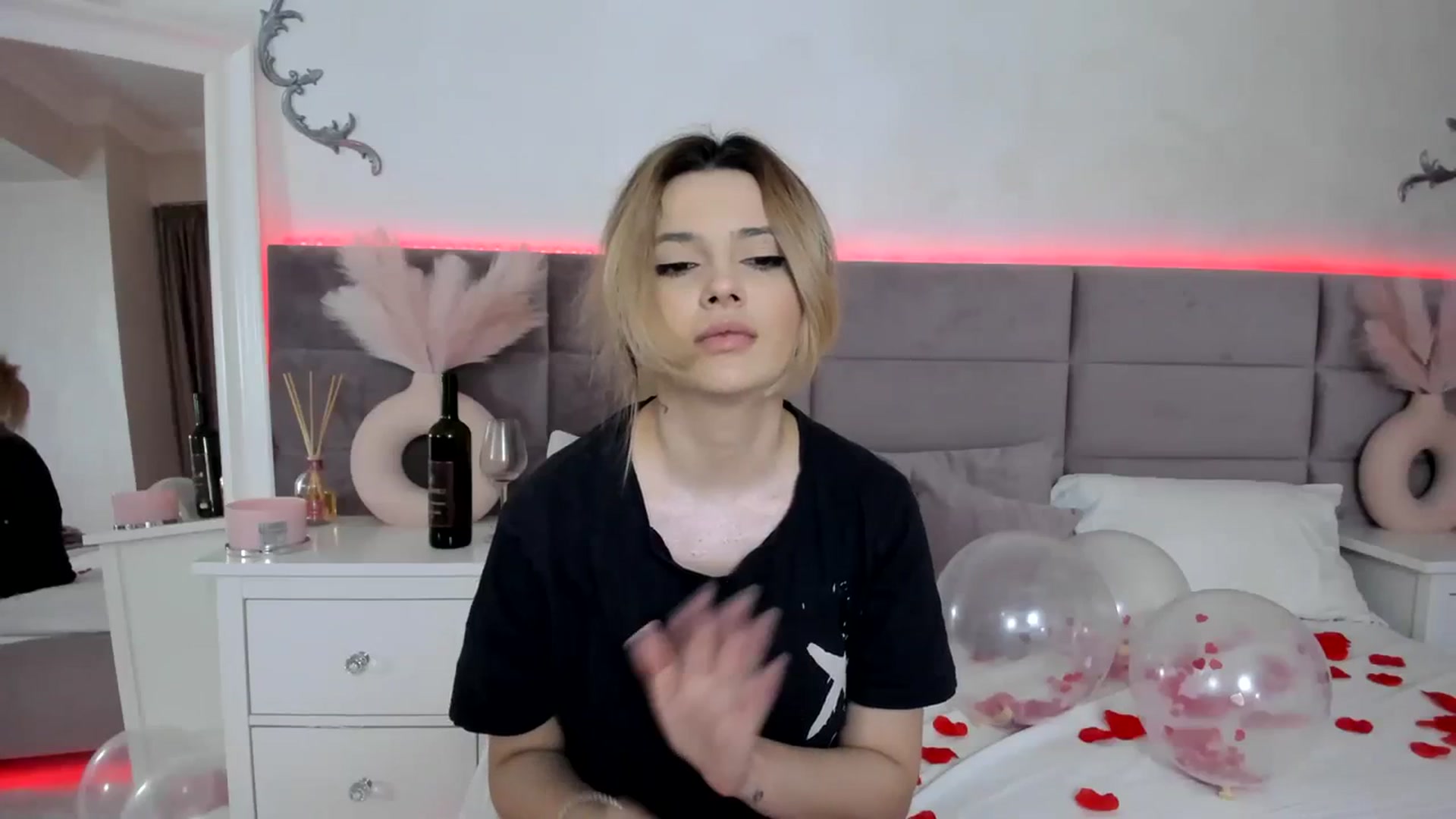 Gallery image thumbnail from Lusi_lu28's myfreecams stream on, 02/15/2024, 05:31 image 5 of 20