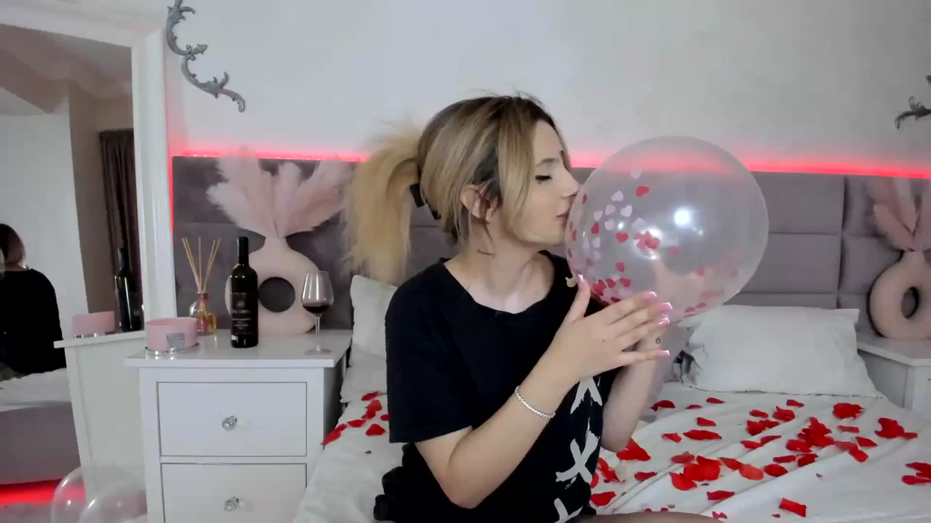 Gallery image thumbnail from Lusi_lu28's myfreecams stream on, 02/15/2024, 05:31 image 8 of 20