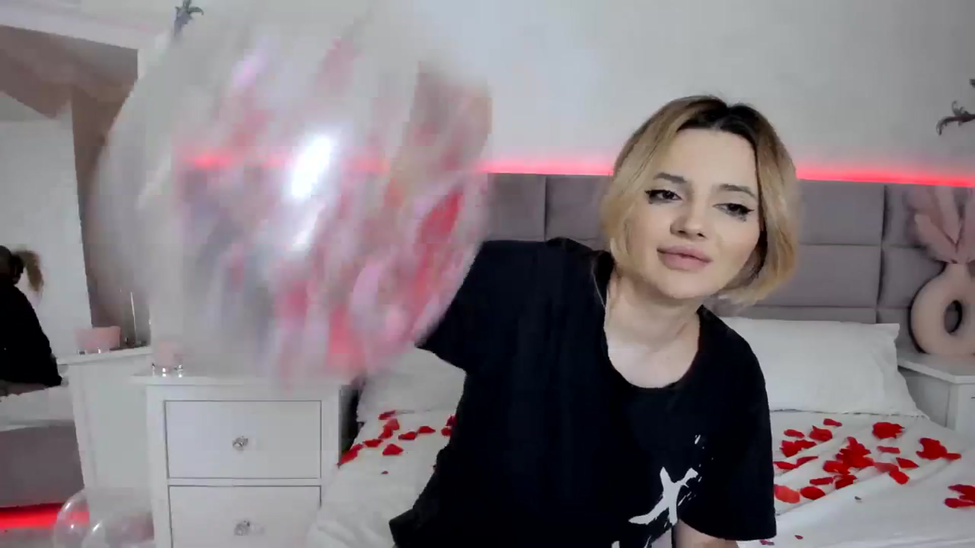Gallery image thumbnail from Lusi_lu28's myfreecams stream on, 02/15/2024, 05:31 image 7 of 20