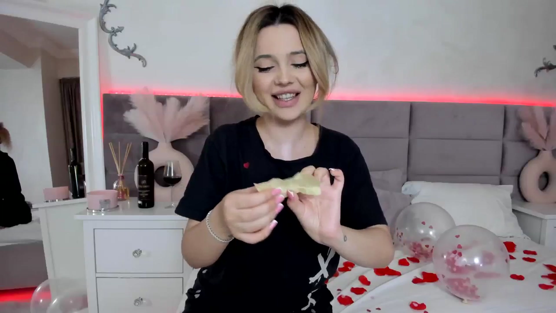 Gallery image thumbnail from Lusi_lu28's myfreecams stream on, 02/15/2024, 05:31 image 6 of 20