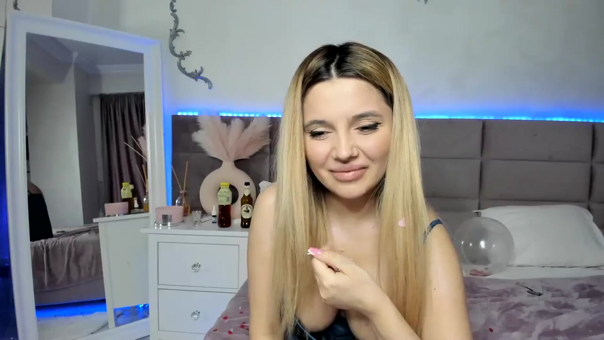 Gallery image thumbnail from Lusi_lu28's myfreecams stream on, 02/29/2024, 08:19 image 6 of 20
