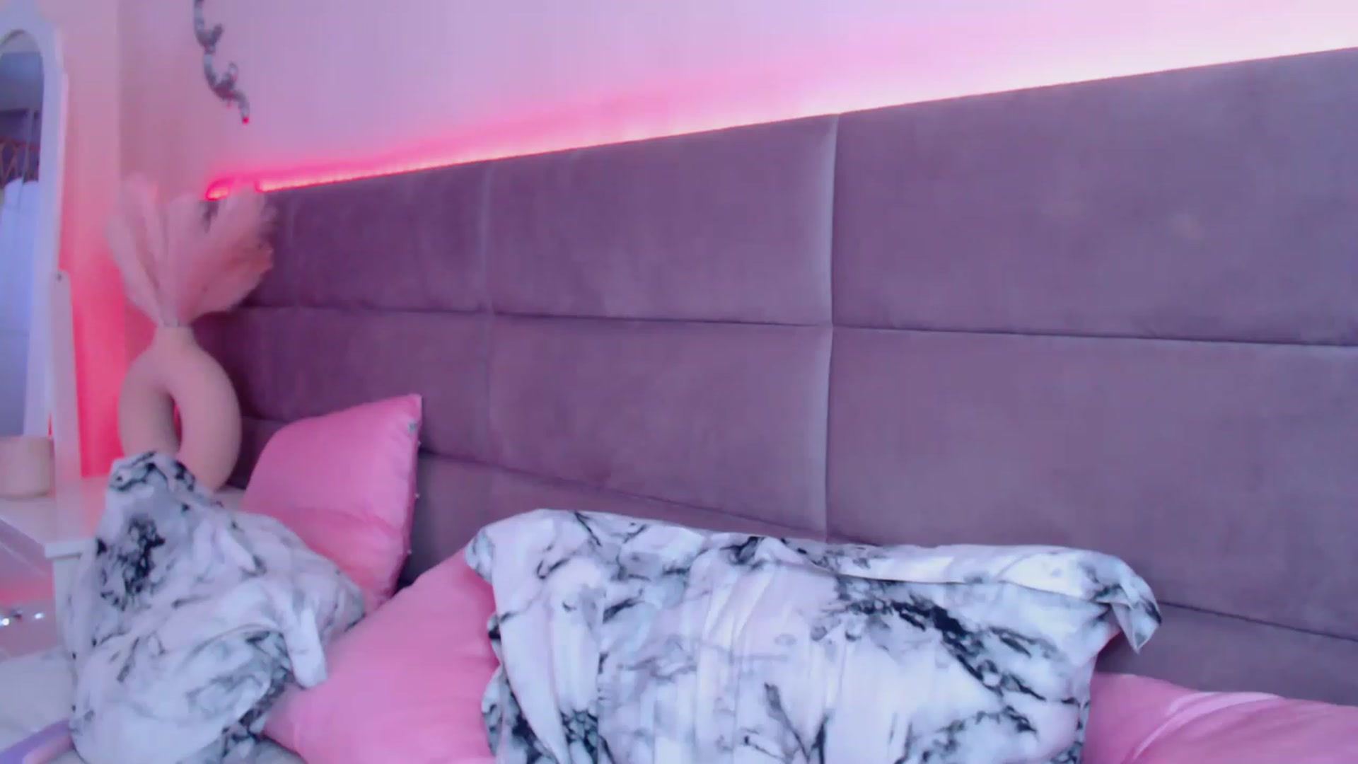 Gallery image thumbnail from Lusianne's myfreecams stream on, 05/10/2023, 03:24 image 8 of 20