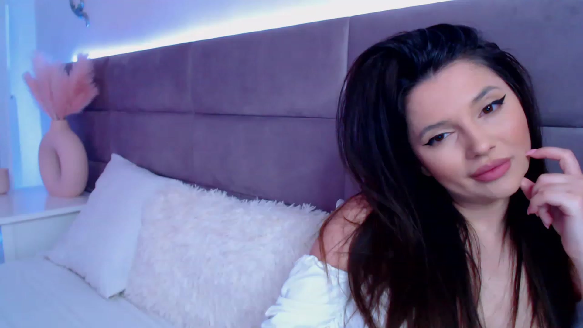 Gallery image thumbnail from Lusianne_28's myfreecams stream on, 05/26/2023, 01:31 image 6 of 20