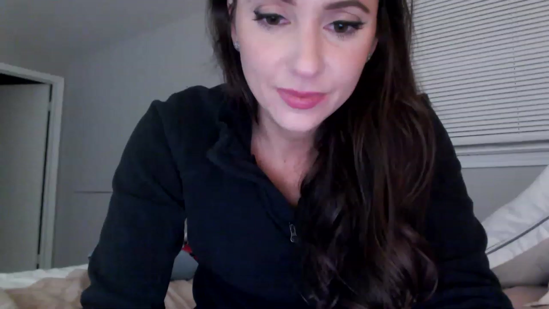 Gallery image thumbnail from Lust_4_Life's myfreecams stream on, 11/17/2022, 04:13 image 12 of 20