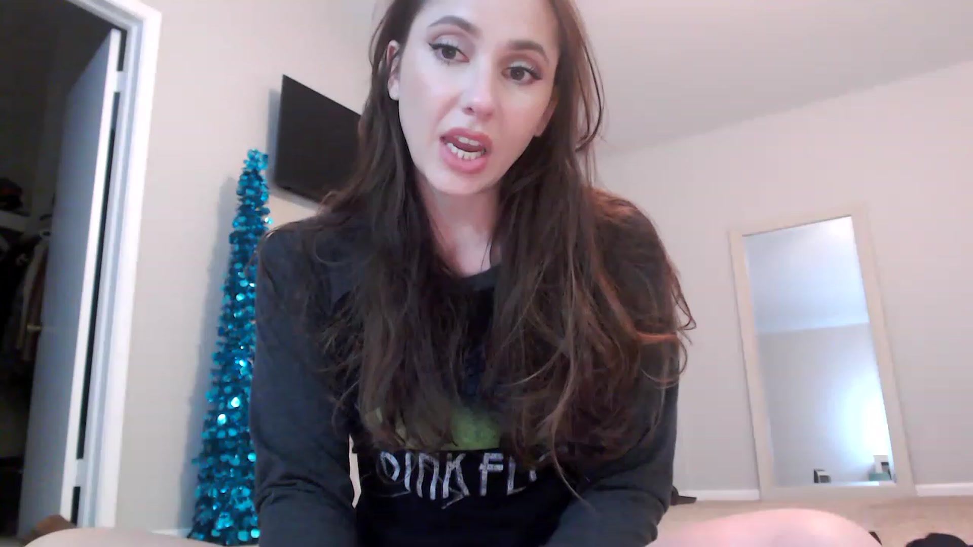 Gallery image thumbnail from Lust_4_Life's myfreecams stream on, 12/04/2022, 01:13 image 20 of 20