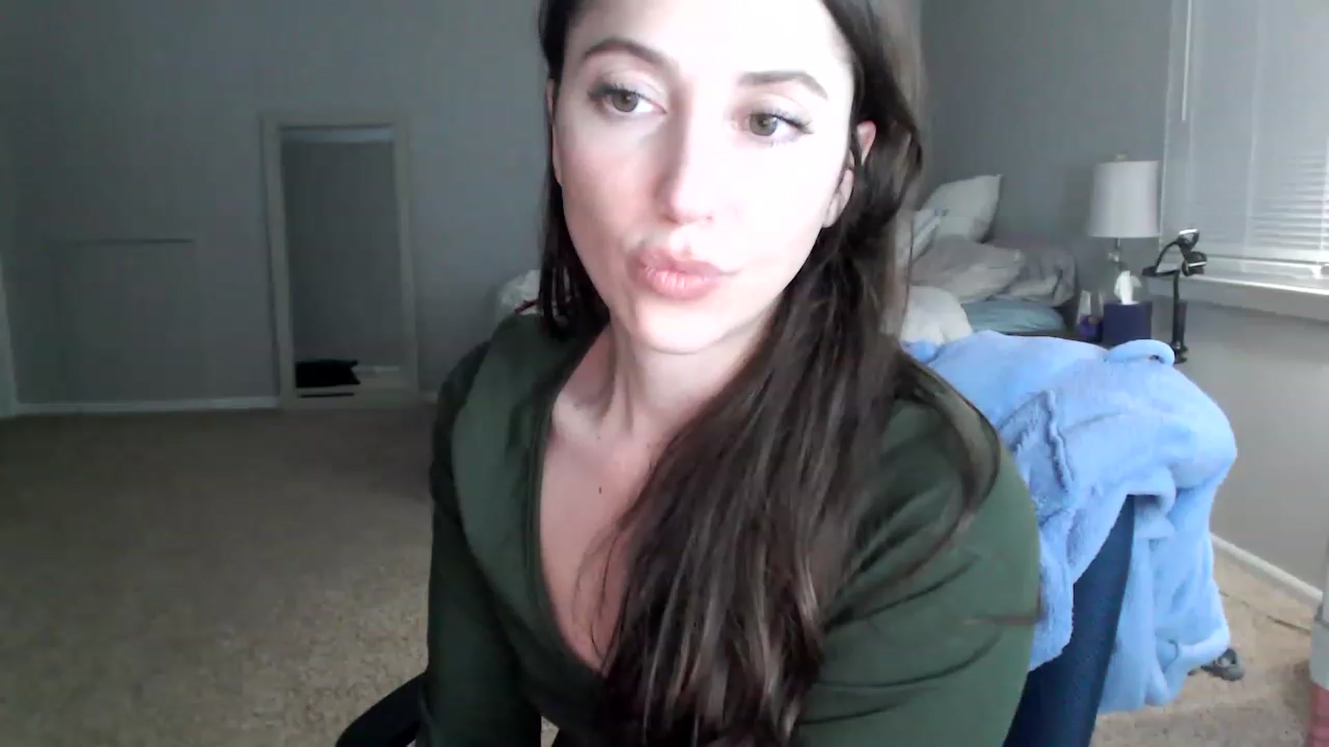 Gallery image thumbnail from Lust_4_Life's myfreecams stream on, 01/17/2023, 22:50 image 16 of 20