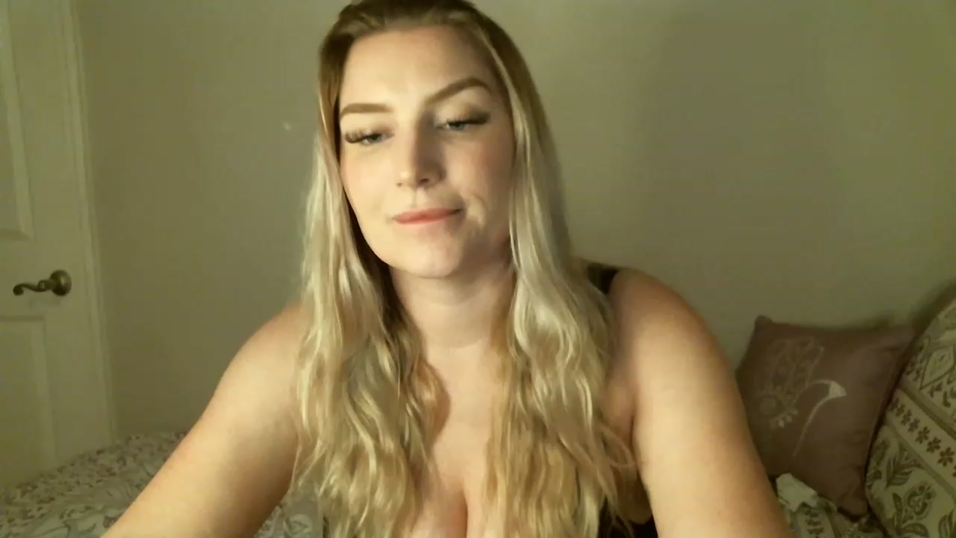 Gallery image thumbnail from Lustful_Rose's myfreecams stream on, 04/22/2023, 23:14 image 18 of 20