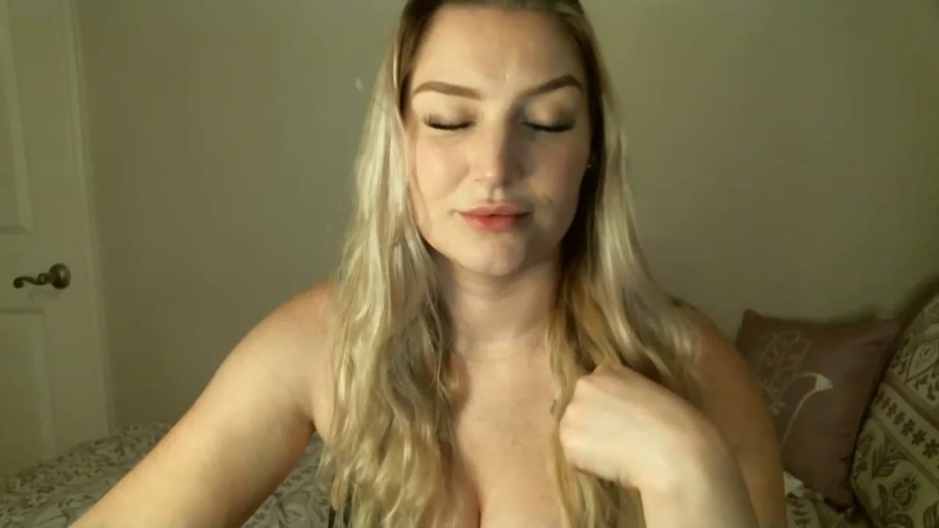 Gallery image thumbnail from Lustful_Rose's myfreecams stream on, 04/22/2023, 23:14 image 16 of 20