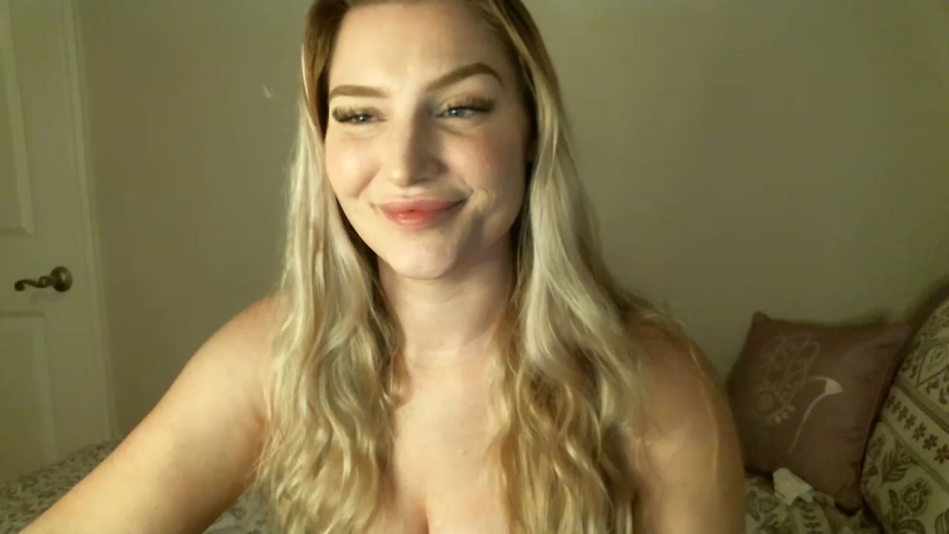 Gallery image thumbnail from Lustful_Rose's myfreecams stream on, 04/22/2023, 23:14 image 12 of 20