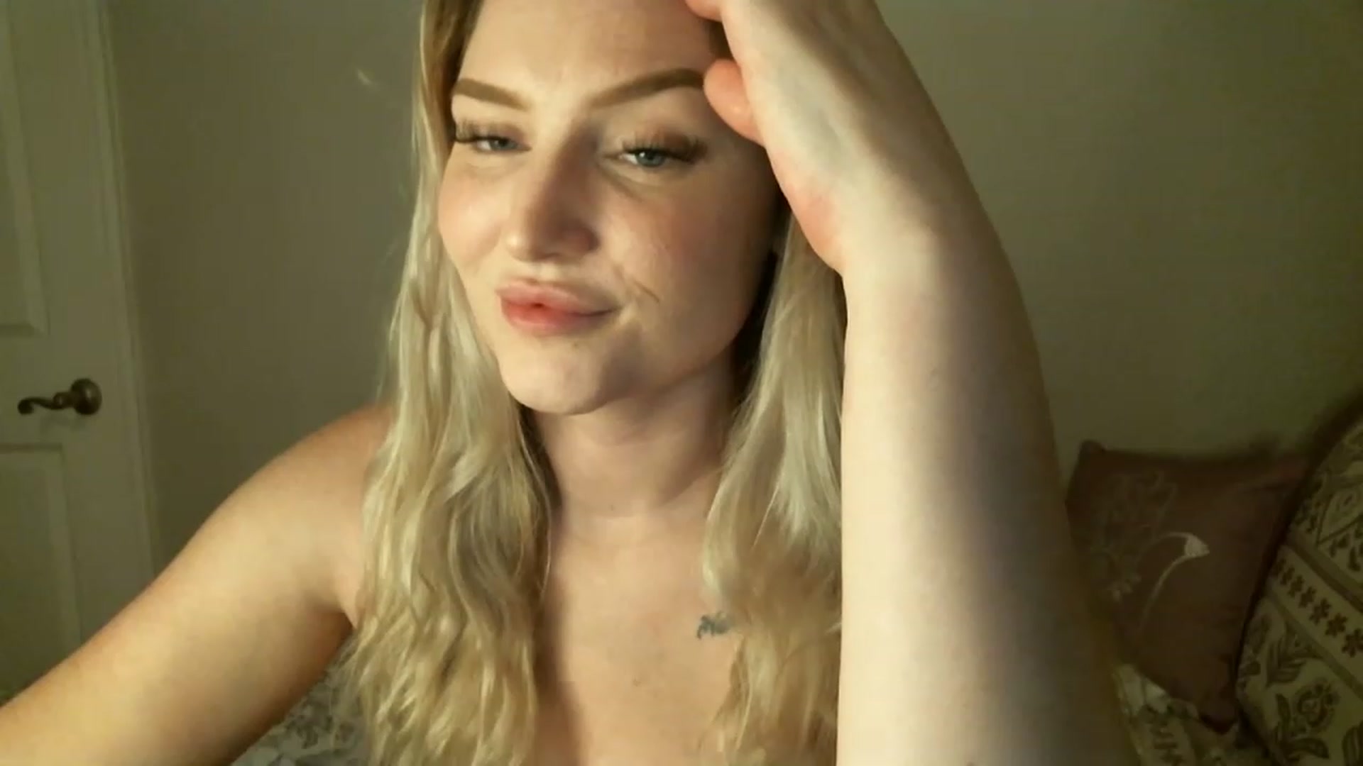 Gallery image thumbnail from Lustful_Rose's myfreecams stream on, 04/22/2023, 23:14 image 11 of 20