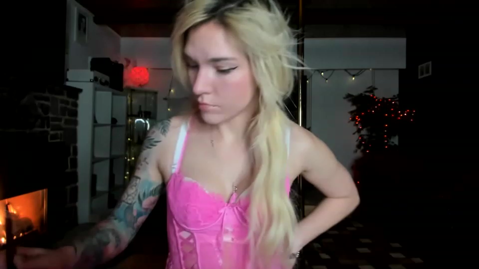 Gallery image thumbnail from Luubeam's myfreecams stream on, 11/22/2022, 02:20 image 1 of 20