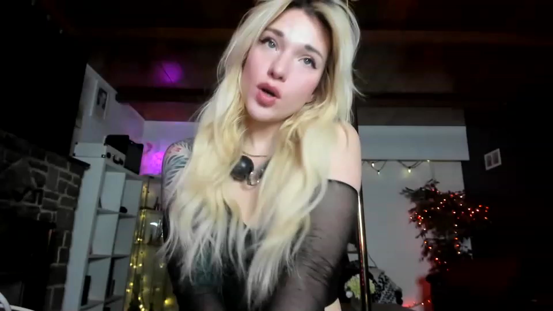 Gallery image thumbnail from Luubeam's myfreecams stream on, 11/23/2022, 01:57 image 10 of 20