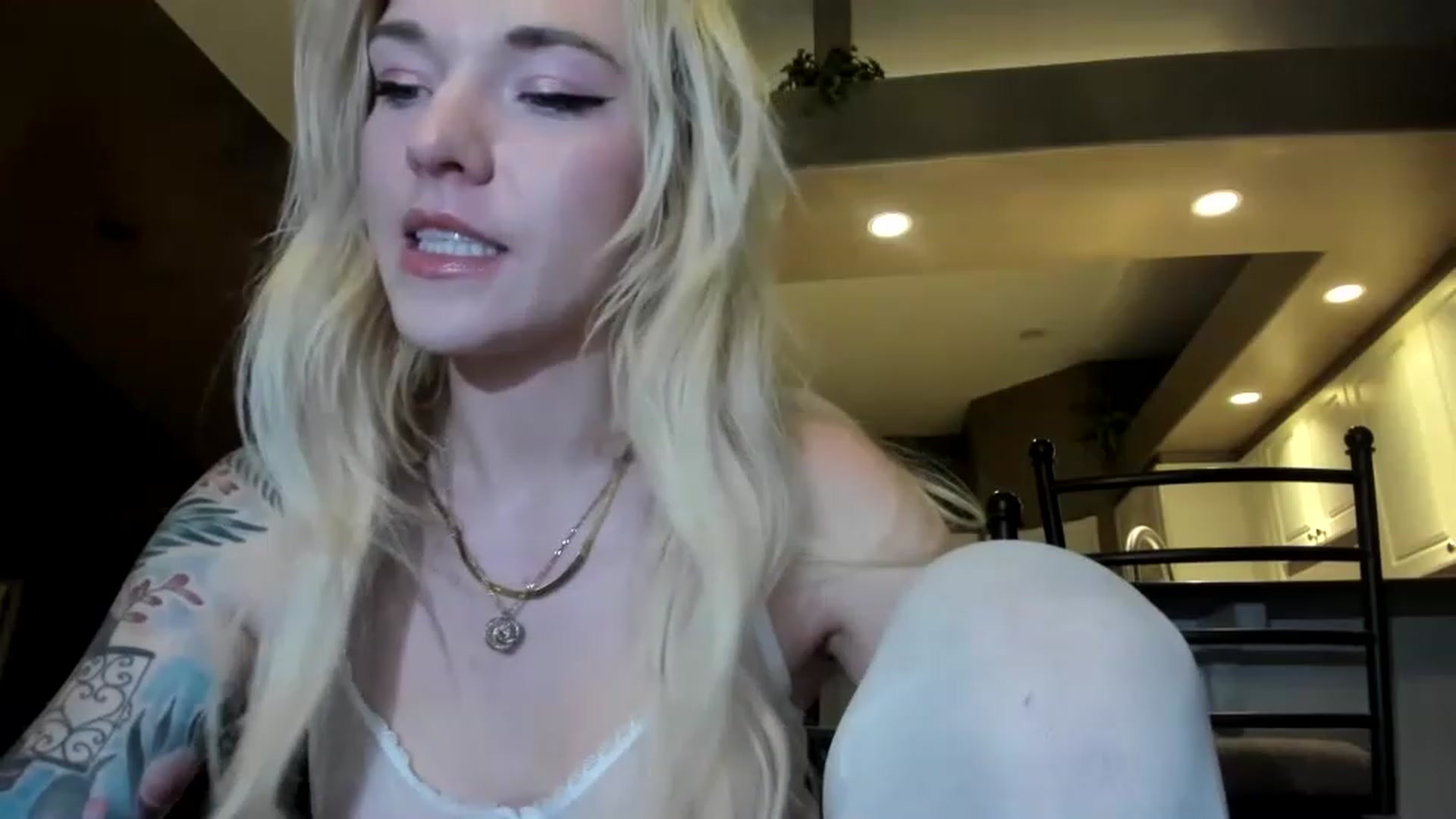 Gallery image thumbnail from Luubeam's myfreecams stream on, 11/24/2022, 02:59 image 9 of 20