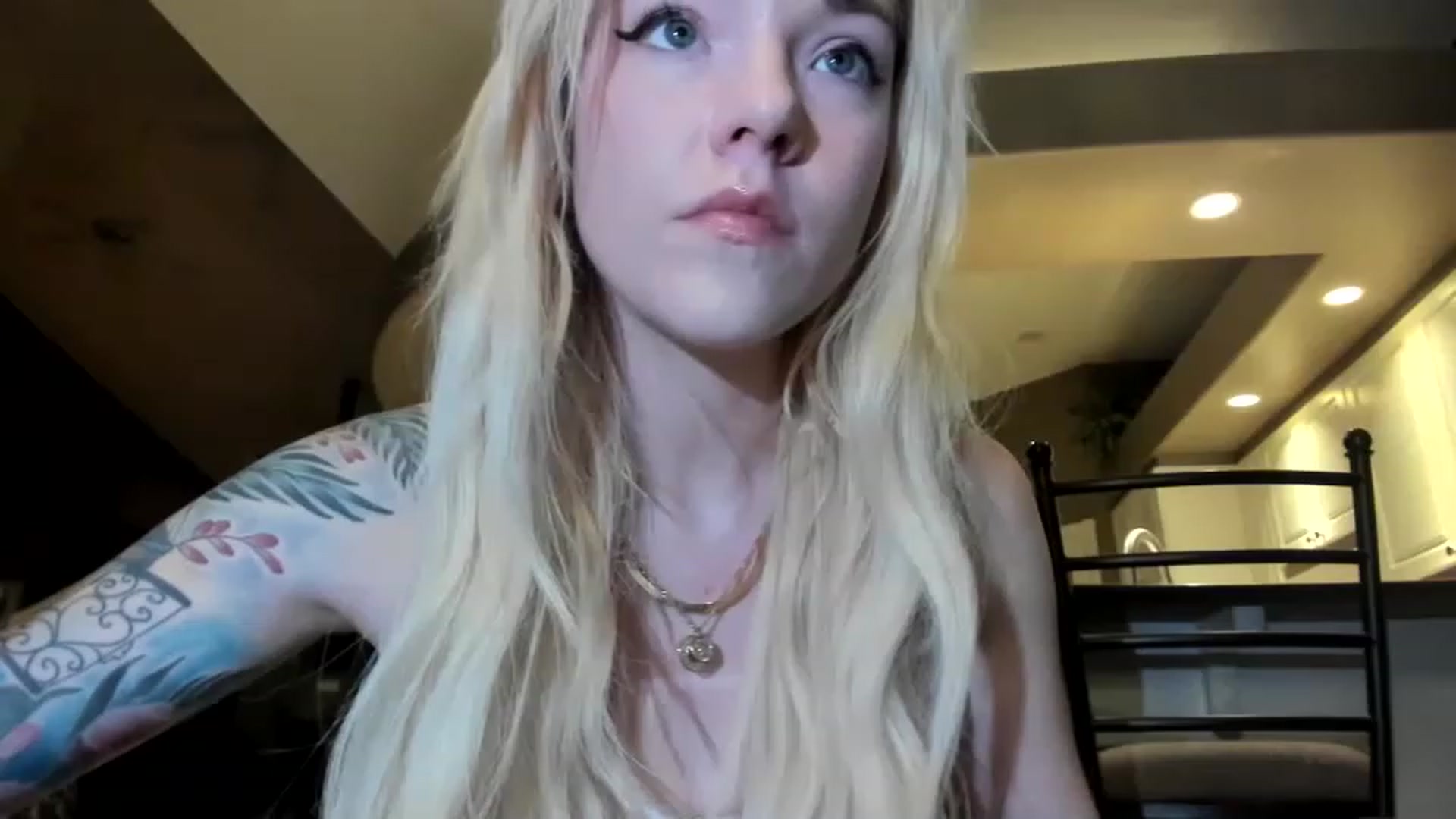 Gallery image thumbnail from Luubeam's myfreecams stream on, 11/24/2022, 02:59 image 11 of 20