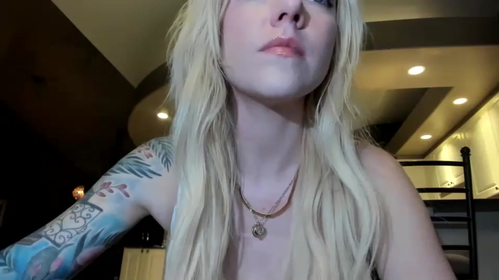 Gallery image thumbnail from Luubeam's myfreecams stream on, 11/24/2022, 02:59 image 10 of 20