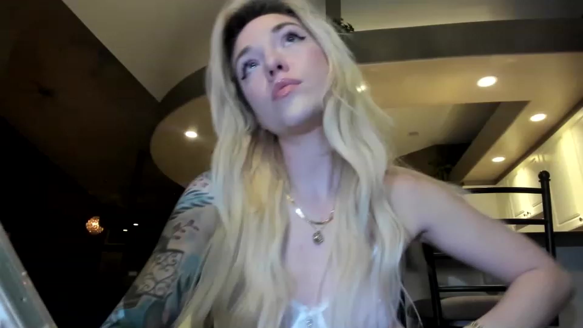 Gallery image thumbnail from Luubeam's myfreecams stream on, 11/24/2022, 02:59 image 12 of 20