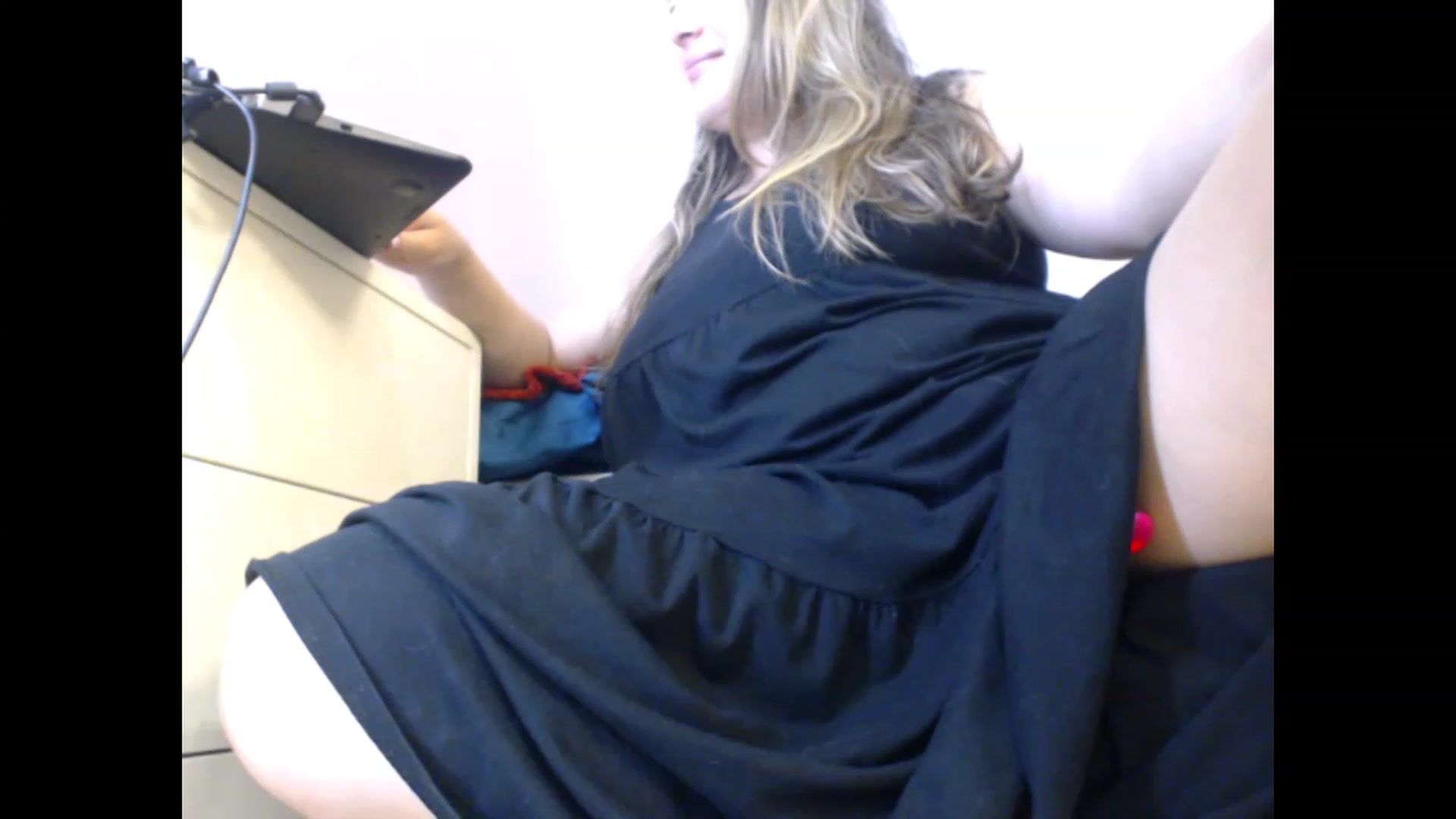 Gallery image thumbnail from LuvleeMelons's myfreecams stream on, 07/25/2023, 20:13 image 12 of 20