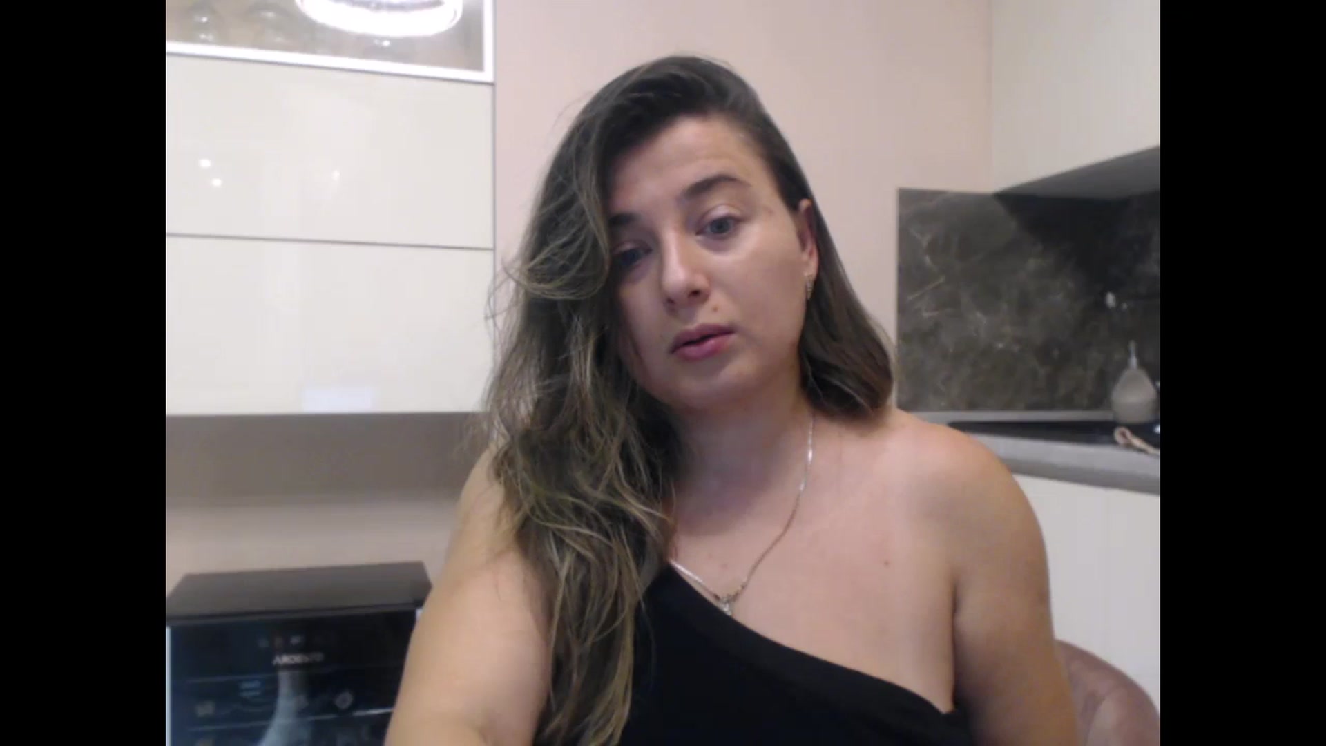 Gallery image thumbnail from LuvleeMelons's myfreecams stream on, 11/13/2023, 19:22 image 10 of 20