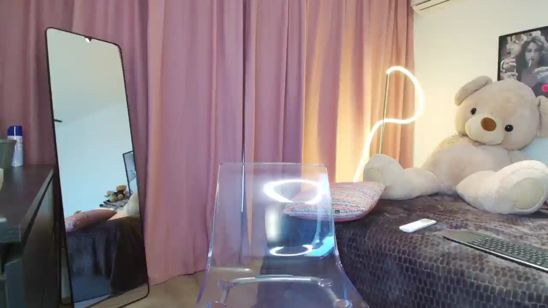 Gallery image thumbnail from Luxie_'s myfreecams stream on, 08/15/2025, 09:16 image 19 of 20